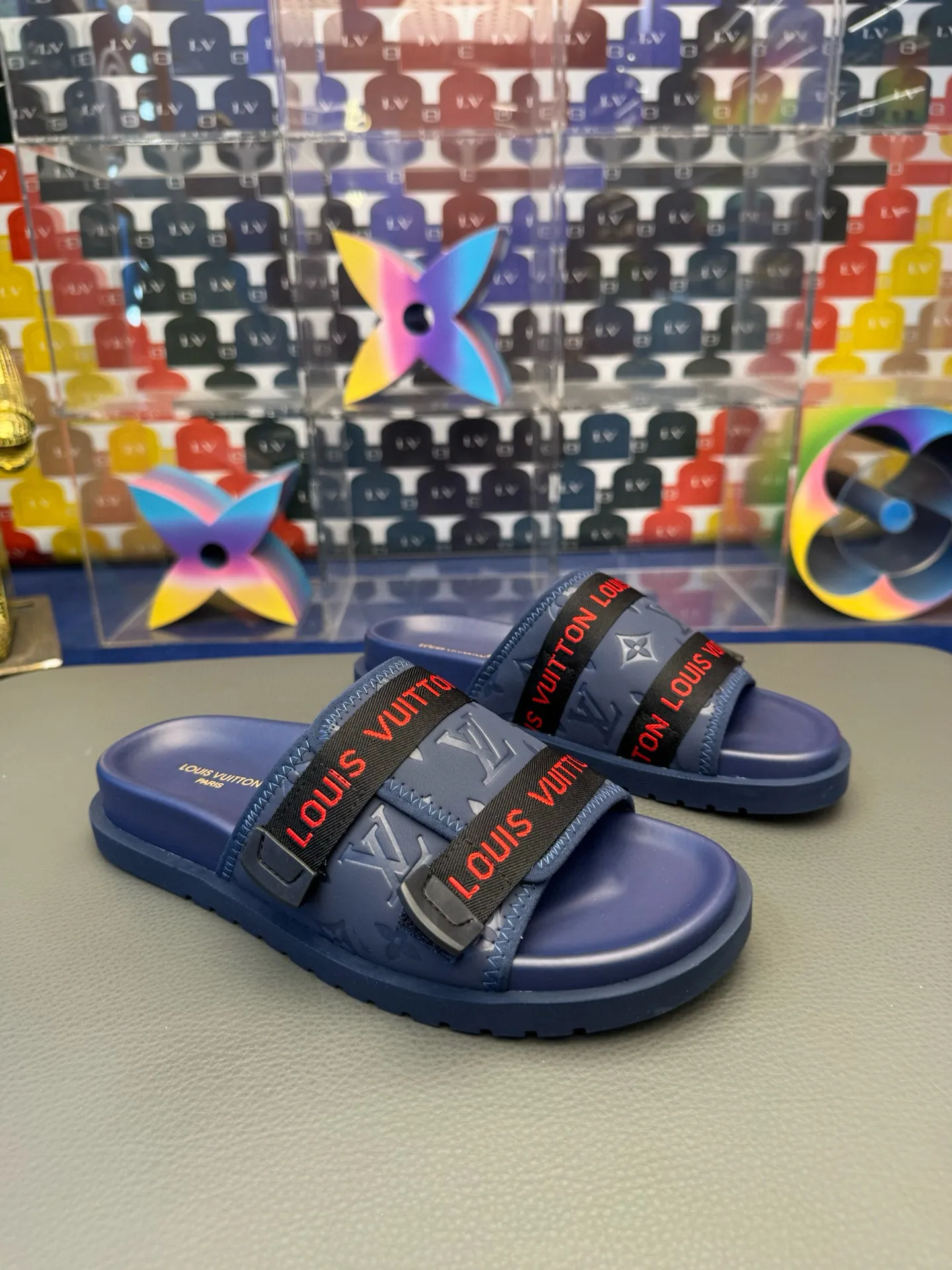 [L Home] P: 340💰Size: 38-45 Top purchasing lv men's summer slippers, classic presbyopia with soft real leather lining, unique color splicing effect, distinctive personality, fashionable and trendy essential style, light and comfortable. Lightweight and tough rubber insole, micro ridged foam outsole, super comfortable!